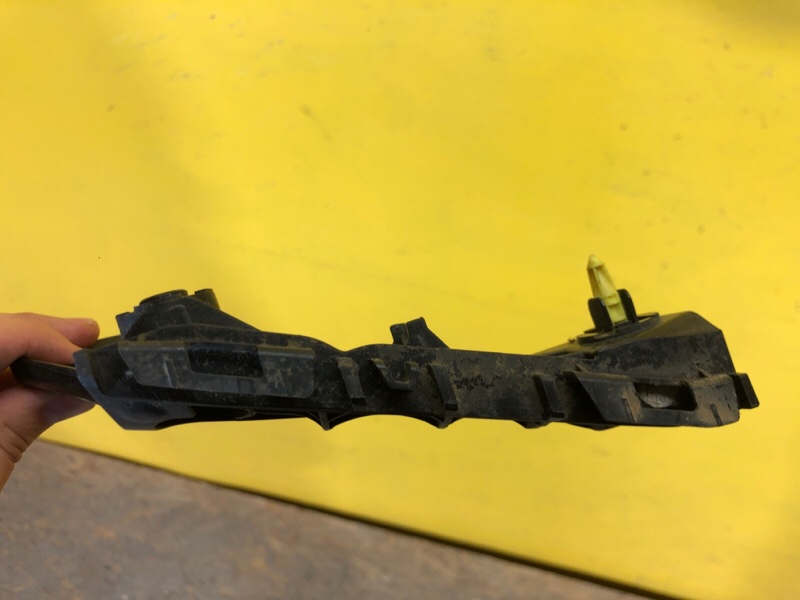 Кронштейн переднего бампера левый CT200 17-