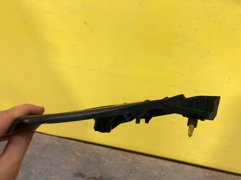 Кронштейн переднего бампера левый CT200 17-