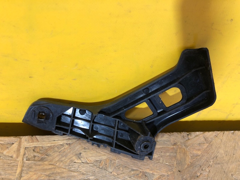 Кронштейн переднего бампера правый LEXUS CT200 17- Кронштейн переднего бампера правый LEXUS CT200 17-