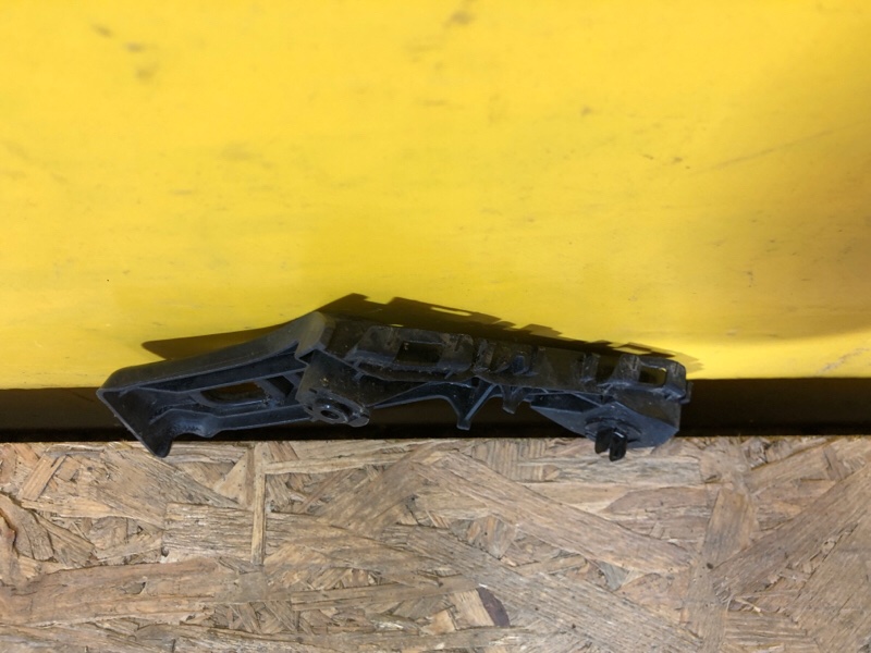 Кронштейн переднего бампера правый CT200 17- Кронштейн переднего бампера правый CT200 17-