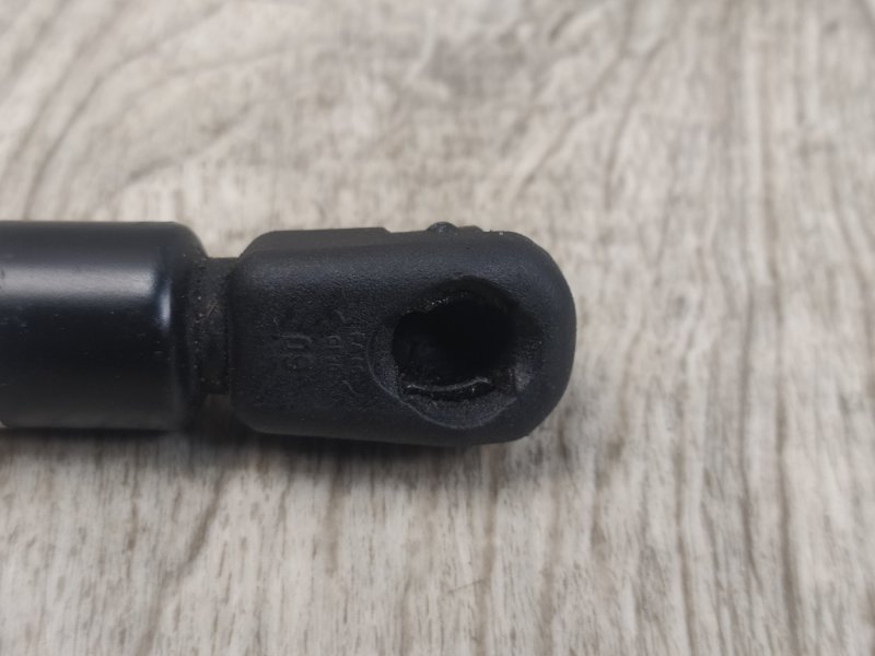 Амортизатор капота правый CAMRY 30 02-06 2002 ACV30L 2.4 2AZFE Амортизатор капота правый CAMRY 30 02-06 2002 ACV30L 2.4 2AZFE