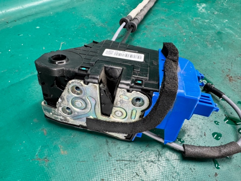 Запчасть замок двери передний правый HYUNDAI ELANTRA AD 16- 2016 2.0 G4NH 81320-F2010 Б/У Замок двери передний правый HYUNDAI ELANTRA AD 16- 2016 2.0 G4NH 81320-F2010 Б/У