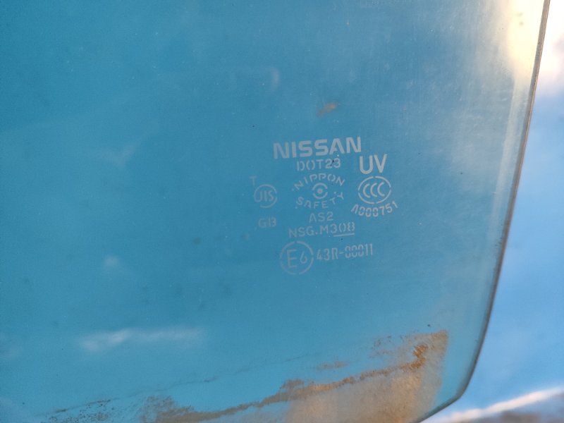 Стекло двери переднее левое LEAF 10-17