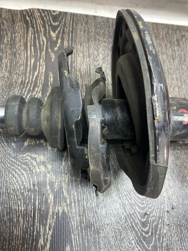 Амортизатор передний левый LEXUS ES300 ES330 01-06 XV30 3.3 3MZFE