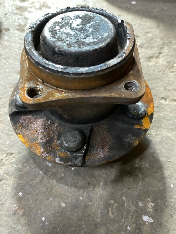 Ступица задняя правая TOYOTA MATRIX 02-08 ZZE132 1.8L 1ZZ-FE