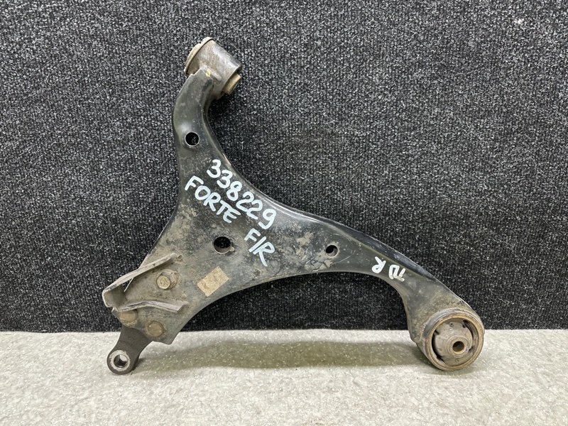 Рычаг передней подвески нижний правый KIA FORTE/CERATO TD 08-13 54501-1M100 Б/У