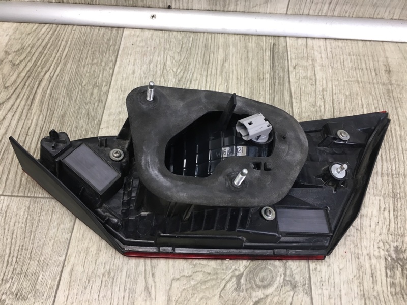 Фонарь внутренний левый CAMRY 70 17- 2018 GSV70 2.5 A25AFKS Фонарь внутренний левый CAMRY 70 17- 2018 GSV70 2.5 A25AFKS