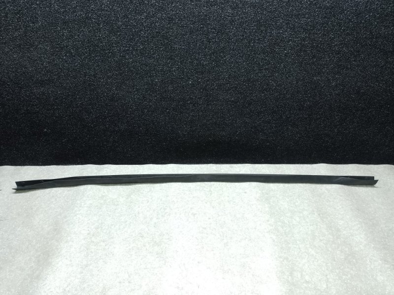 Уплотнитель капота передний H3 05-10 2006 L52 3.5 L