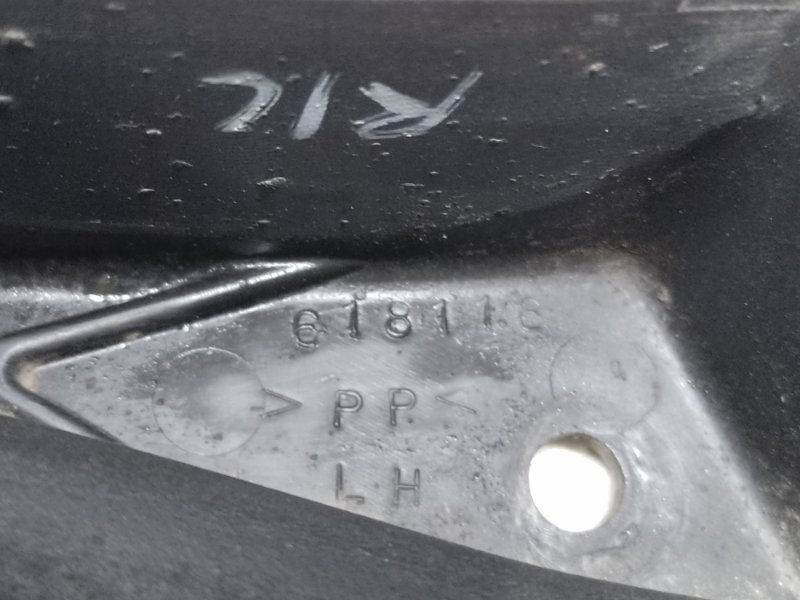 Уплотнитель двери задний левый H3 05-10 2006 L52 3.5 L Уплотнитель двери задний левый H3 05-10 2006 L52 3.5 L