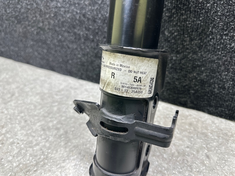 Амортизатор передний правый RDX 12-19 2013 3.5 J35Z2 Амортизатор передний правый RDX 12-19 2013 3.5 J35Z2