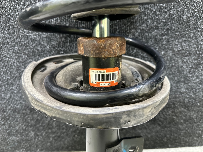 Амортизатор передний правый AVALON 05-12 2007 3.5 2GR-FE