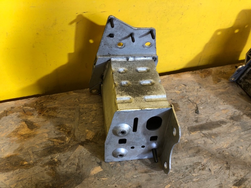 Усилитель переднего бампера LS500 18-