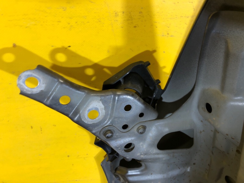 Кронштейн переднего бампера (на крыле) правый LEXUS LS500 18-