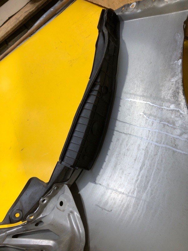 Пыльник крыла передний правый LS500 18-