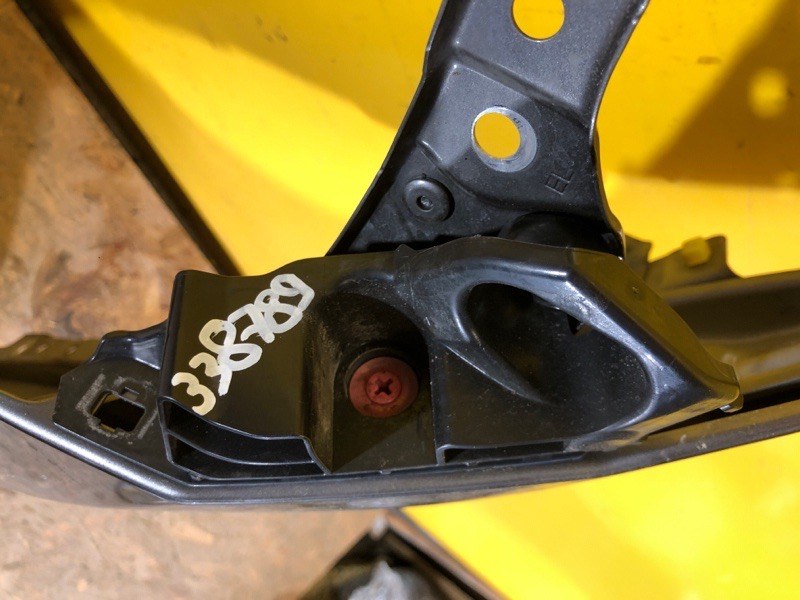 Кронштейн переднего бампера (на крыле) левый LS500 18-