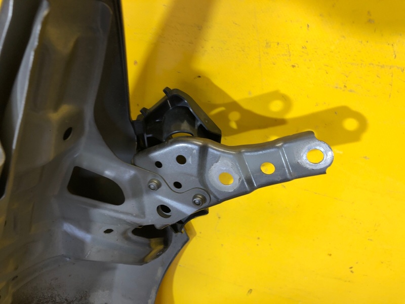 Кронштейн переднего бампера (на крыле) левый LEXUS LS500 18-