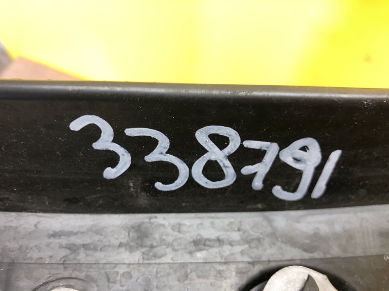 Пыльник крыла передний левый LS500 18-