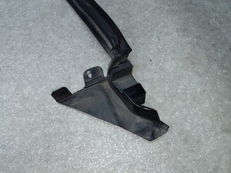 Уплотнитель капота задний H3 05-10 2006 L52 3.5 L