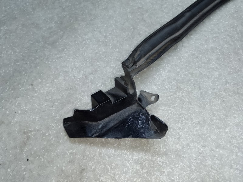 Уплотнитель капота задний HUMMER H3 05-10 L52 3.5 L