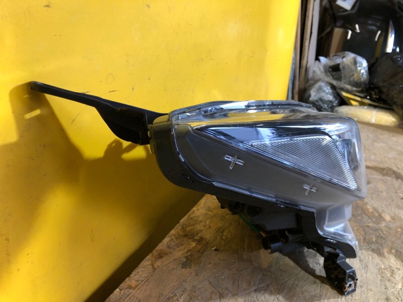 Фара правая LEAF 18-