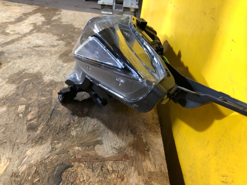 Фара левая LEAF 18-