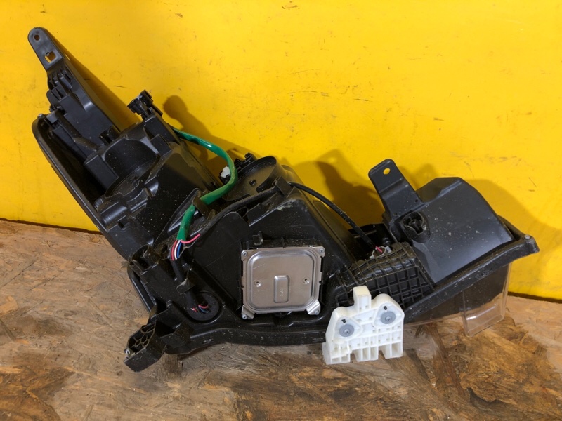 Фара левая LEAF 18-