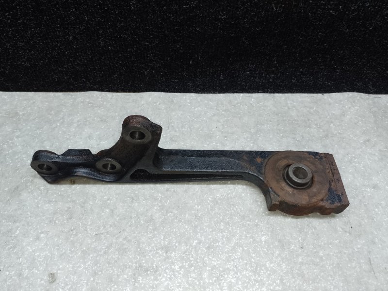 Кронштейн редуктора передний левый GX470 02-09