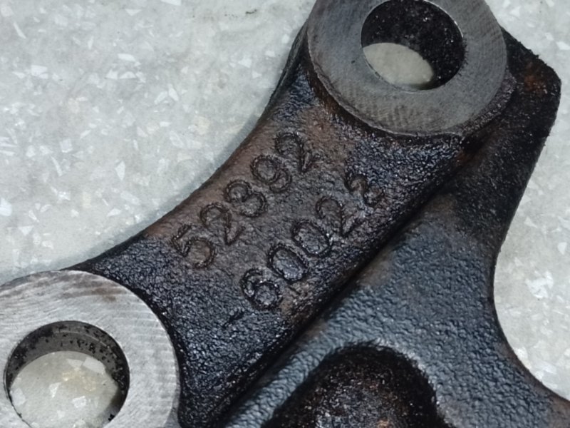 Кронштейн редуктора передний левый GX470 02-09