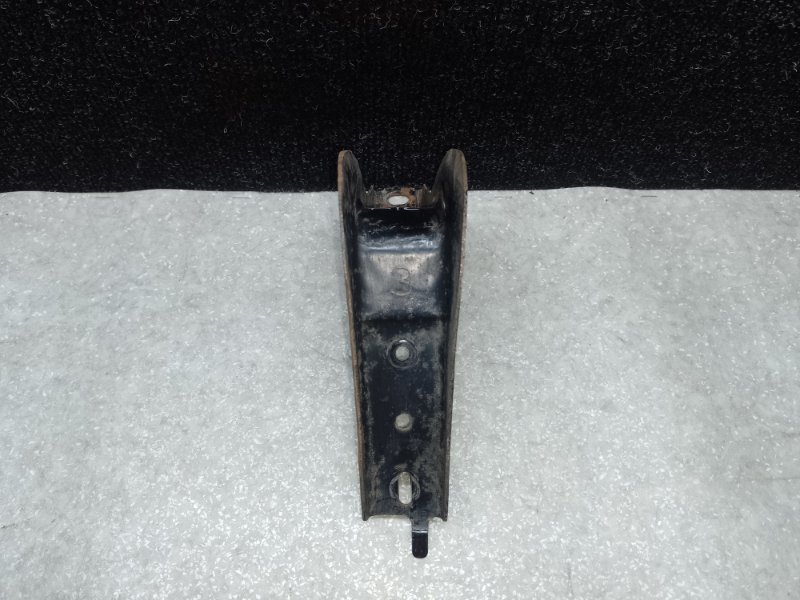 Кронштейн подножки задний левый LAND CRUISER PRADO 120 02-09 Кронштейн подножки задний левый LAND CRUISER PRADO 120 02-09