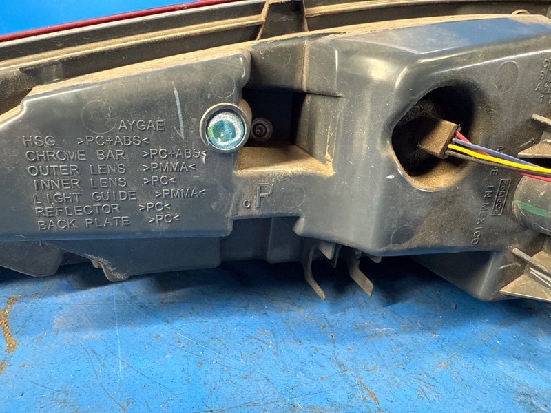 Фонарь наружный правый FUSION 14-