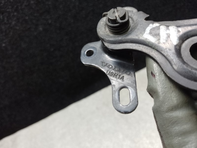 Крюк замка капота левый XC70 07-16 Крюк замка капота левый XC70 07-16