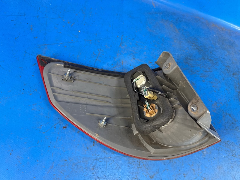 Фонарь наружный правый TOYOTA SIENNA 03-10