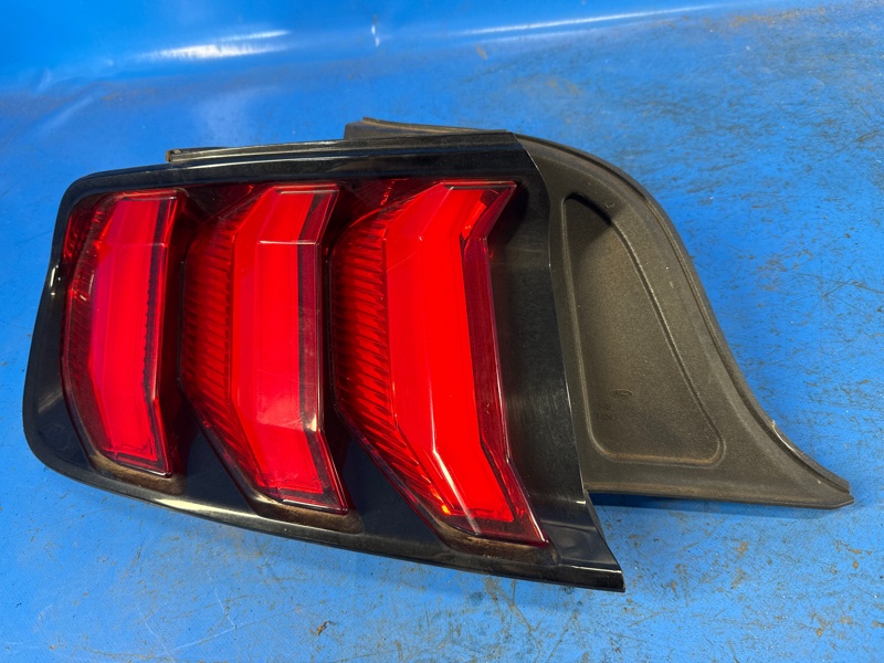 Фонарь наружный левый MUSTANG 15-