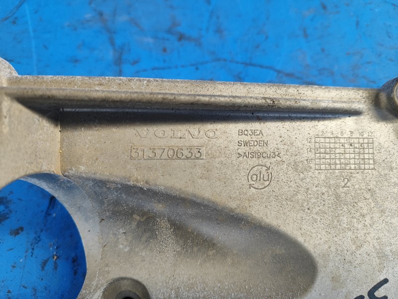 Кронштейн промежуточного вала XC70 07-16 B4204T11