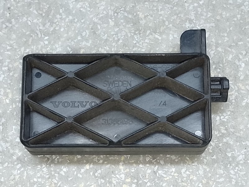 Запчасть крепление радиатора VOLVO XC70 07-16 31368196 Б/У Крепление радиатора VOLVO XC70 07-16 31368196 Б/У