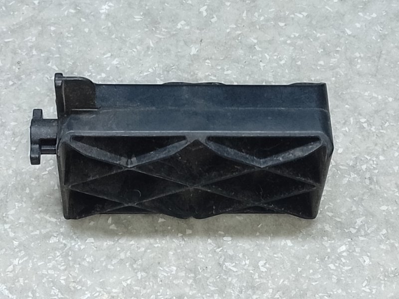 Крепление радиатора VOLVO XC70 07-16 Крепление радиатора VOLVO XC70 07-16