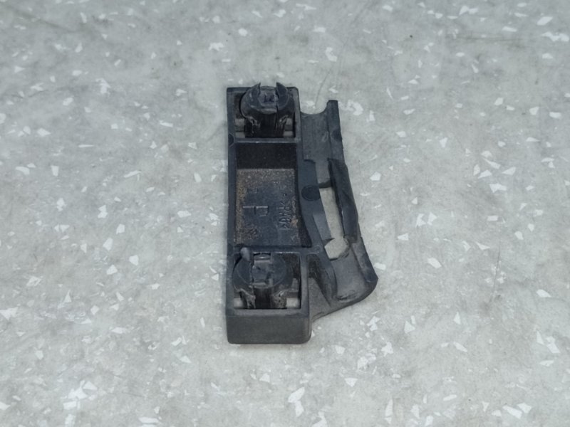 Кронштейн правый VOLVO XC70 07-16