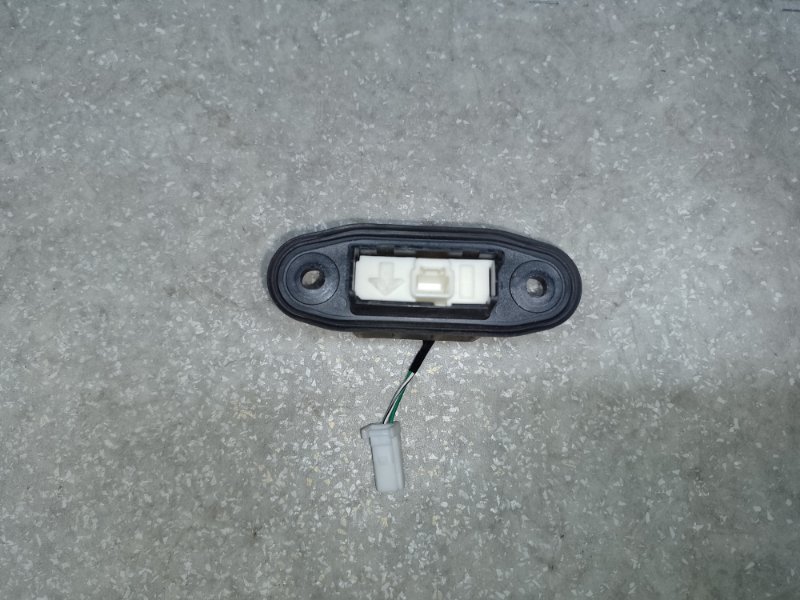 Кнопка открывания багажника наружная TOYOTA CAMRY 55 14-17 2.5 2ARFXE