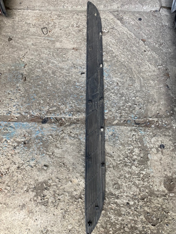 Накладка порога наружная правая LEXUS LX470 98-07 Б/У