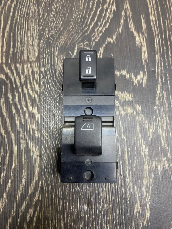 Кнопка стеклоподъемника передняя правая ALTIMA L32 07-12