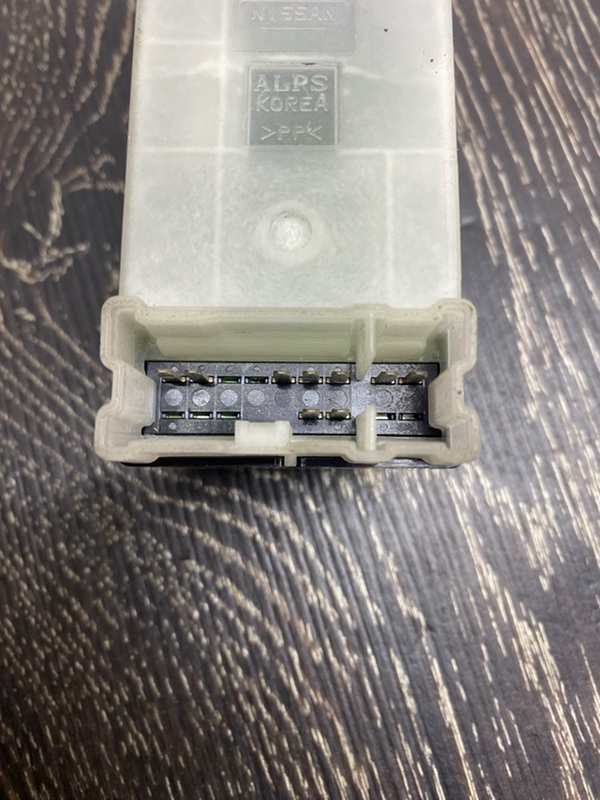 Кнопка стеклоподъемника передняя правая ALTIMA L32 07-12