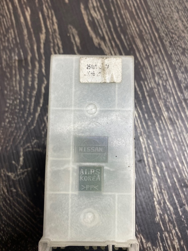 Кнопка стеклоподъемника передняя правая ALTIMA L32 07-12