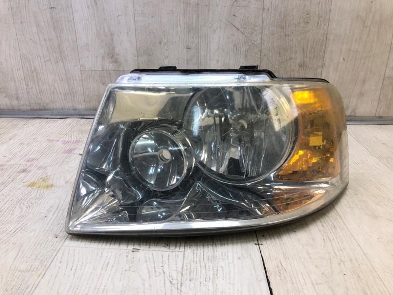 Запчасть фара левая FORD EXPEDITION 03-06 6L1Z-13008-BA Б/У Фара левая FORD EXPEDITION 03-06 6L1Z-13008-BA Б/У