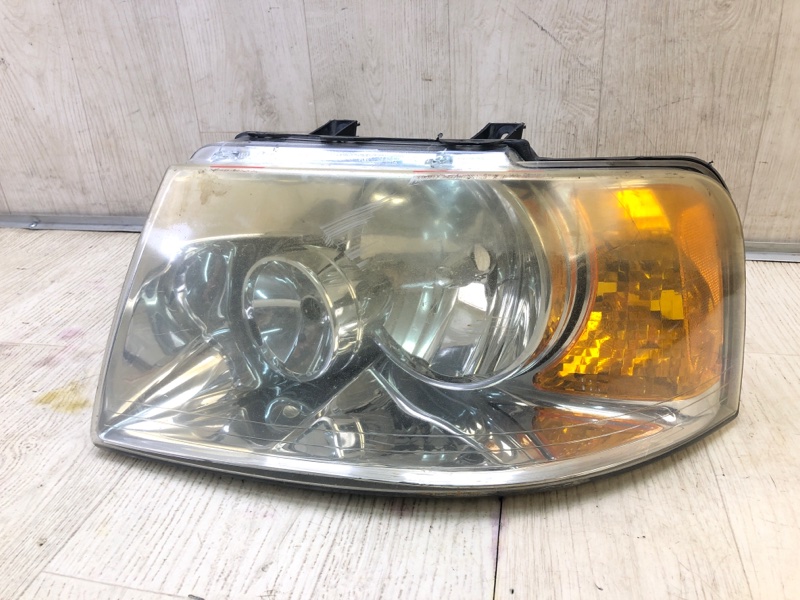 Запчасть фара левая FORD EXPEDITION 03-06 6L1Z-13008-BA Б/У Фара левая FORD EXPEDITION 03-06 6L1Z-13008-BA Б/У