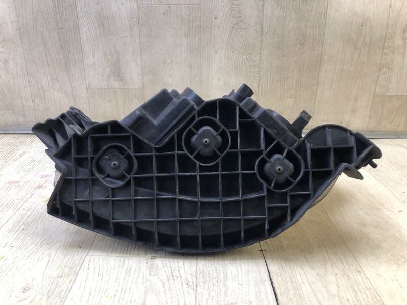 Фара правая TAURUS 07-09 Фара правая TAURUS 07-09