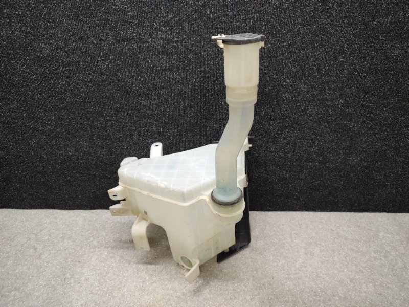 Бачок омывателя TOYOTA LAND CRUISER PRADO 120 02-09 85315-60300 Б/У