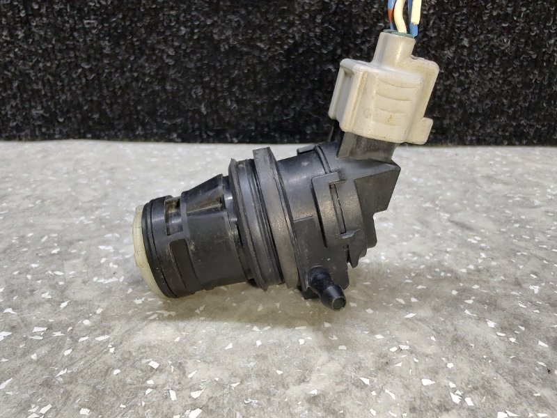 Насос омывателя стекла задний LAND CRUISER PRADO 120 02-09 Насос омывателя стекла задний LAND CRUISER PRADO 120 02-09