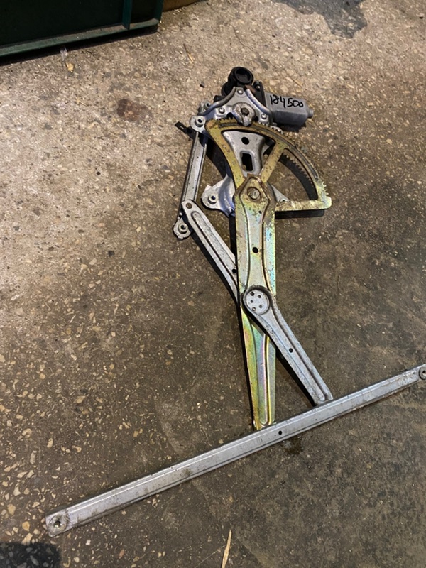 Стеклоподъемник передний левый TOYOTA MATRIX 02-08 2006 ZZE132 1.8 LV6 88969903 Б/У