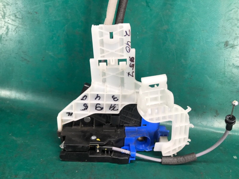 Замок двери передний левый ELANTRA AD 16- 2017