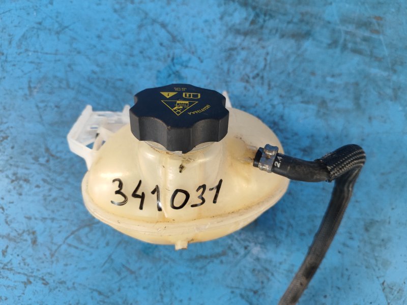 Запчасть бачок расширительный JEEP COMPASS 17-21 2018 2.4 EDD 68289857AA Б/У Бачок расширительный JEEP COMPASS 17-21 2018 2.4 EDD 68289857AA Б/У